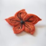 Broszka kwiat z filcu - pomarańczowy 5 płatkowy